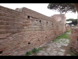 02763 ostia - regio v - insula vi - caseggiato del sole (v,vi,1) - via del sole - bli ri sueden - 01-2024.jpg